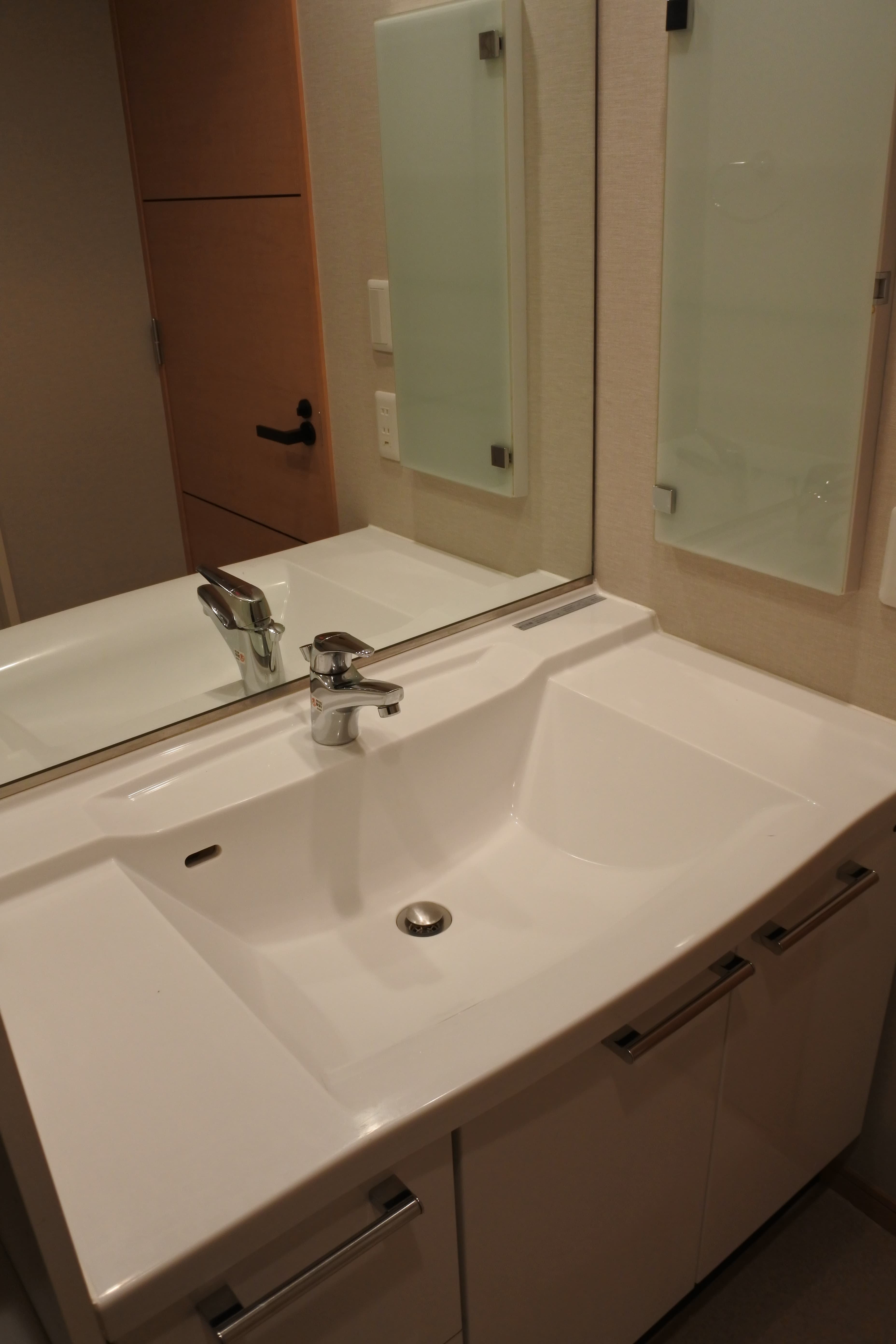 鏡裏収納付き独立洗面台の写真